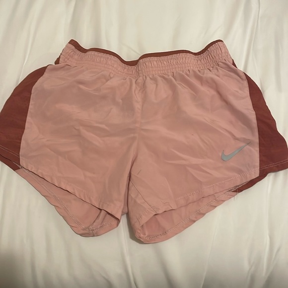 Nike athletic shorts size xs great condition - Picture 2 of 4